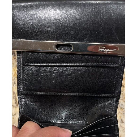 Vintage Salvatore Ferragamo Hook Bi Fold Wallet Black Pebbled Leather COA - Picture 8 of 11